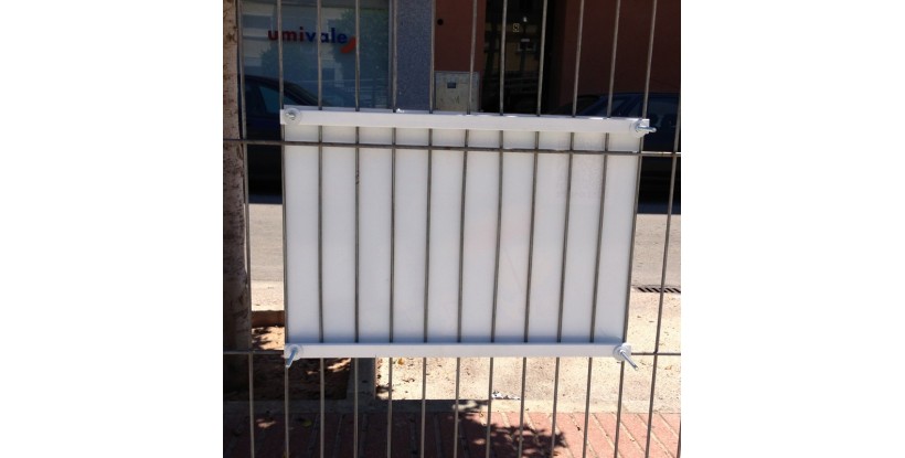 Kit de fixation d'enseignes pour portails et balcons