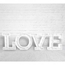 Lettres LOVE géantes avec ampoules
