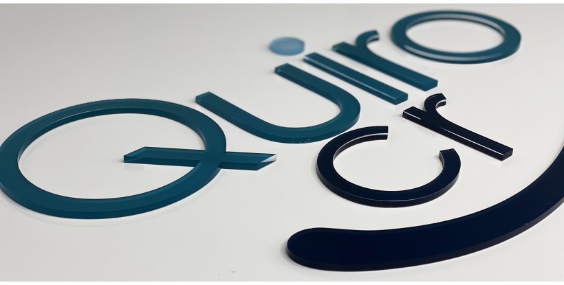 Lettres en plexiglas en relief