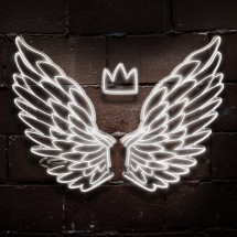Ailes néon avec couronne