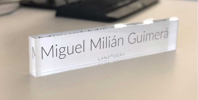 Porte Nom en Plexiglas