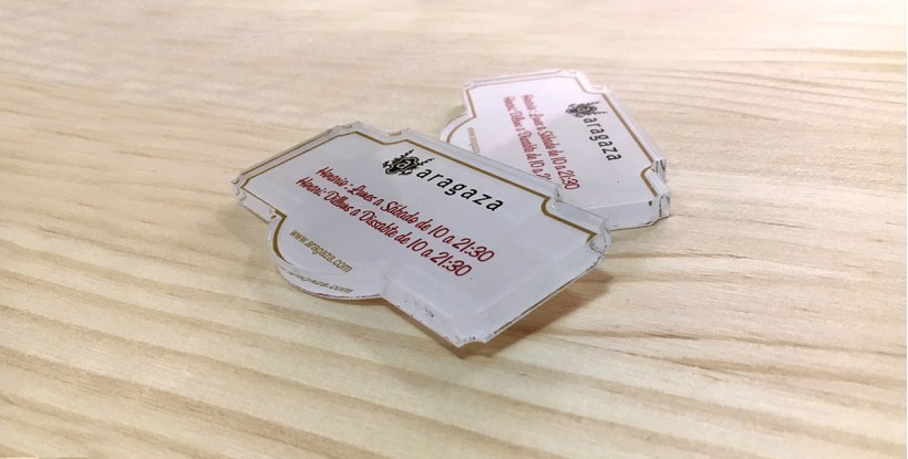 Plaques en plexiglas personnalisées avec formes